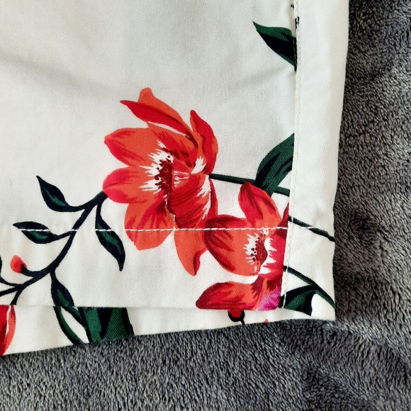 Flower everyday short sz 8 Old Navy - Picture 4 of 6